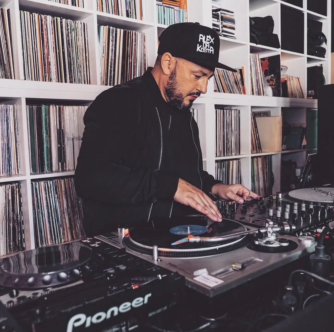 Alex Da Kosta dans sa discothèque